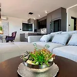 Lux Escada *